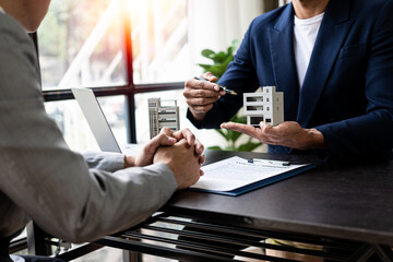 Real estate brokers present and give advice to customers who buy homes and recommend insurance as a free gift.