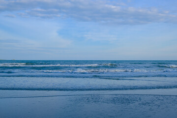 Naklejka premium sea beach wave serenity nature scence morning time