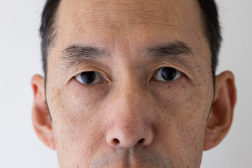 中年男性の目に寄った顔写真