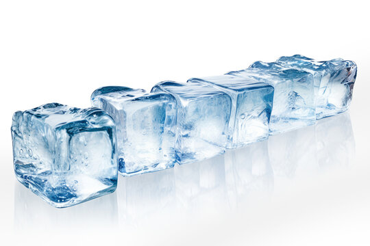 Eisw&uuml;rfel in Reihe isoliert vor wei&szlig;em Hintergrund. Generative AI