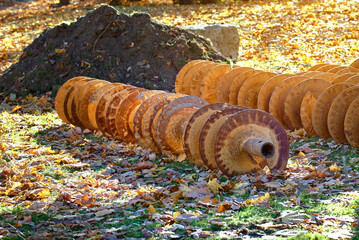 Obraz premium Auger for laying pipes and drilling pipeline in the ground. Equipment for drilling machine lay on the ground. Grunge augers for tunnel boring. Trenchless technology.