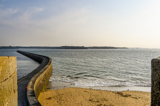 Saint-Malo, Stadtmauer, Festung, Wehrgang, remparts, Le M&ocirc;le des Noires, Strand, Hafen, Altstadt, Altstadth&auml;user, Kosarenstadt, Sommer, Abendstimmung, Bretagne, Frankreich
