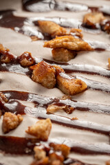 primer plano de un helado con galleta y chocolate