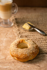 pedazo de pan con mantequilla en un fondo rustico con espacio para copy para usar en panaderias