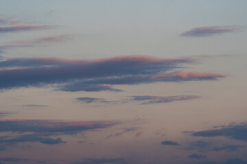 Kolorowe chmury na niebie o zachodzie słońca