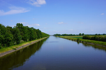 Fototapeta na wymiar Blick auf den Fluss Weser bei Mehlbergen in Niedersachsen