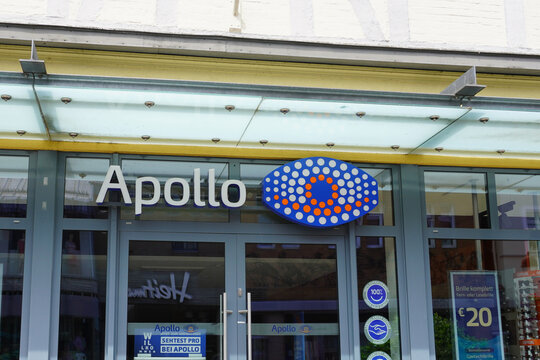 Apollo Logo über einem Optiker Geschäft