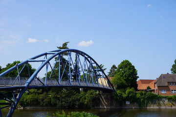 Fototapeta na wymiar Blick auf die Brücke über dem Fluss Weser in Nienburg in Niedersachsen