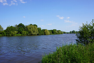 Blick auf den Fluss Weser bei Mehlbergen in Niedersachsen