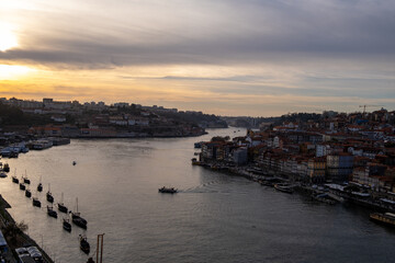  Explora la esencia de Oporto: sus callejones empedrados, icónicos puentes y emblemáticos...