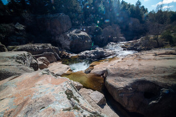 Fotograf&iacute;a de un sendero rodeado de rocas y vegetaci&oacute;n: La imagen muestra un sendero sinuoso que se adentra en el coraz&oacute;n de La Pedriza. 