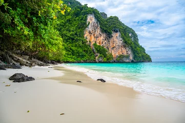 Gardinen Affe View of monkey beach at Ko Phi Phi islands, Thailand. Famous tropical beach with white sand and turquoise water. View from long tail boat. Summer paradise.  © Martin
