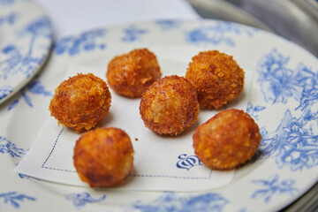 croquetas, albóndigas, frito,