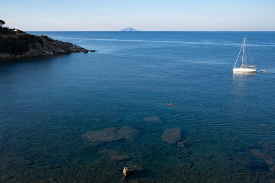 Montecristo vista dall'Isola d'Elba