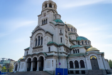 Fototapeta premium Alexander Nevski Cathedral in the city of Sofia in Bulgaria, with the light of dawn on a day with clear skies.