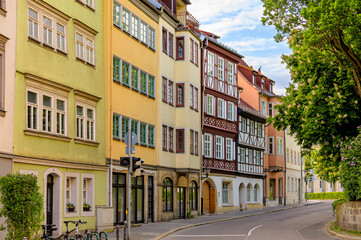 Fototapeta na wymiar Farbenfrohe historische Stadthäuser in der Grafengasse neben dem Schlossplatz in Coburg, Deutschland