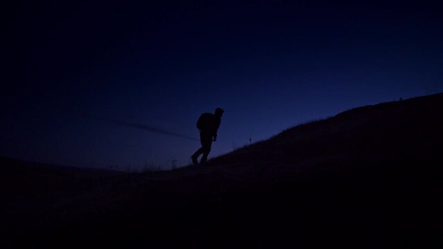 Randonn&eacute;e de nuit sur le Pic de Marchastel dans l'Aubrac - Bivouac &agrave; la lampe torche et frontale - Balade dans la p&eacute;nombre &agrave; l'aube