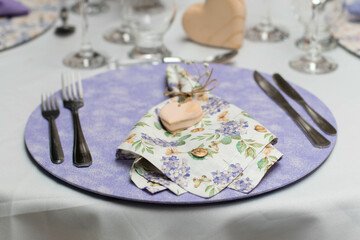 Prato decorado de forma artesanal com garfos e facas de prata