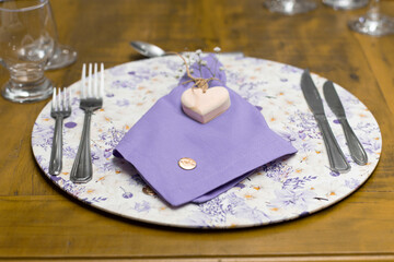 Prato decorado de forma artesanal para festas e eventos com garfos, facas e talheres de prata