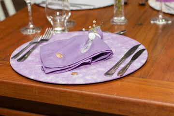 Prato decorado de forma artesanal para festas e eventos com garfos, facas e talheres de prata