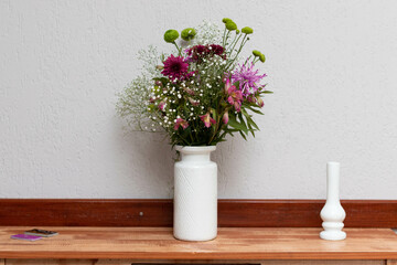 Mesa com aparador, flores e vaso elegante