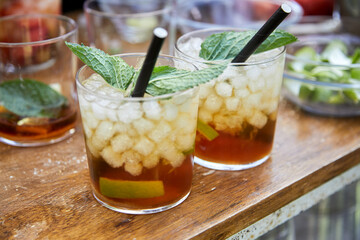 beber, mano, alcohol, bebida, mujer, fiesta, vino, cocktail, participación, mesa, liquida, cerveza, bar, bebido, copa, brindis, gente, celebraciones, alegría, diversión, mojitos, tragos, cóctel