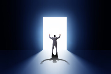 Obraz premium Businessman entering backlit door in escape concept