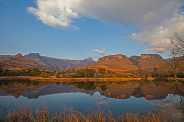 Scenic reflections in a Drakensberg lake 15550