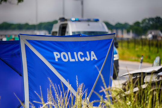 Polska policja drogowa na miejscu wypadku drogowego.
