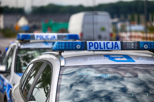 Polska policja drogowa na miejscu wypadku drogowego.