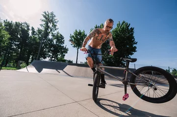 Keuken spatwand met foto A middle-aged man is doing extreme sport with his bmx in a skate park. © Zamrznuti tonovi