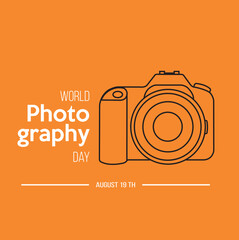 Cartel del día internacional de la fotografía con un dibujo de una cámara réflex sobre un fondo anaranjado. Vista de frente y de cerca. Copy space. Icono vector