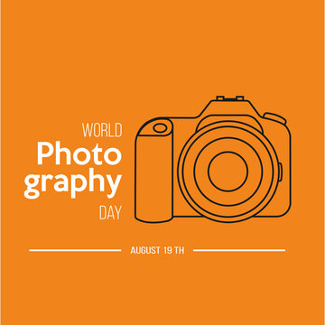 Banner del d&iacute;a mundial de la fotograf&iacute;a con una c&aacute;mara r&eacute;flex digital sobre un fondo naranja con espacio de copia