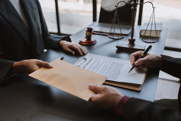 Lawyer or legal counsel agrees to accept the bribe in an envelope do illegal business Corruption in the contracting business Corruption and bribery before signing business contracts.