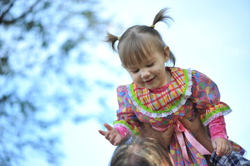 menina sorridente com vestido de festa junina em parque 