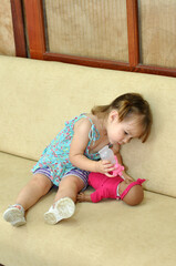 menina brincando com mamadeira e bebê boneca