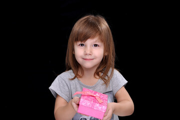 menina fofa com caixinha de presente 