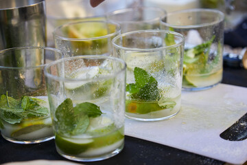 mojito, coctel, tragos, alcohol, mojitos, yerba buena, ron, hielo, limón, cítrico