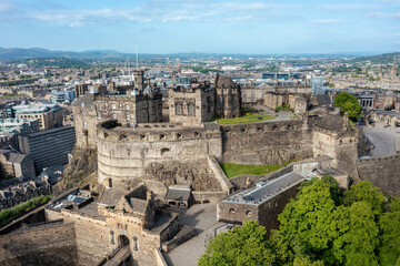 Obraz premium Aerial View of Edinburgh Castle In Old Town on a Sunny Day Looking West