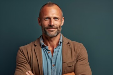 Obraz premium Medium shot portrait photography of a pleased man in his 40s that is wearing a chic cardigan against a paper or textured background . Generative AI
