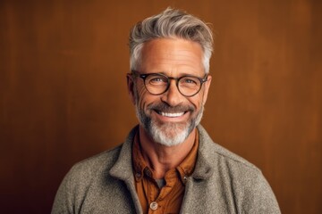 Obraz premium Portrait of smiling senior man in eyeglasses looking at camera