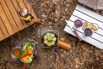 Fototapeta na wymiar キャンプで料理　food using a bonfire at the campsit