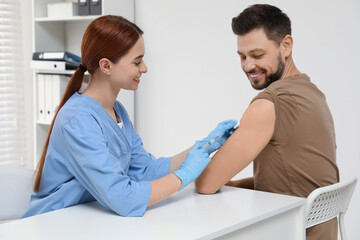 Obraz premium Doctor giving hepatitis vaccine to patient in clinic