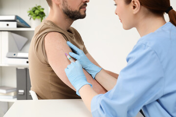 Obraz premium Doctor giving hepatitis vaccine to patient in clinic, closeup