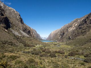 Fototapeta premium Camino a la Laguna 69 en el Parque Nacional Huascarán, en la Cordillera Blanca, Huaraz, Ancash, Peru