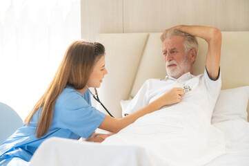 Obraz premium Nurses are caring for elderly patients at home. Home care concept.