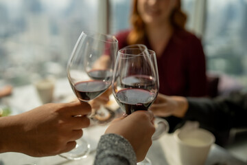 Drinking parties, groups of Asian and foreign friends to celebrate a successful party.