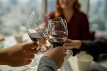 Drinking parties, groups of Asian and foreign friends to celebrate a successful party.