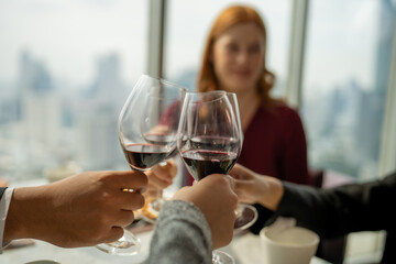 Drinking parties, groups of Asian and foreign friends to celebrate a successful party.