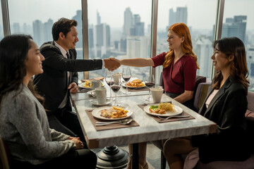 Drinking parties, groups of Asian and foreign friends to celebrate a successful party.